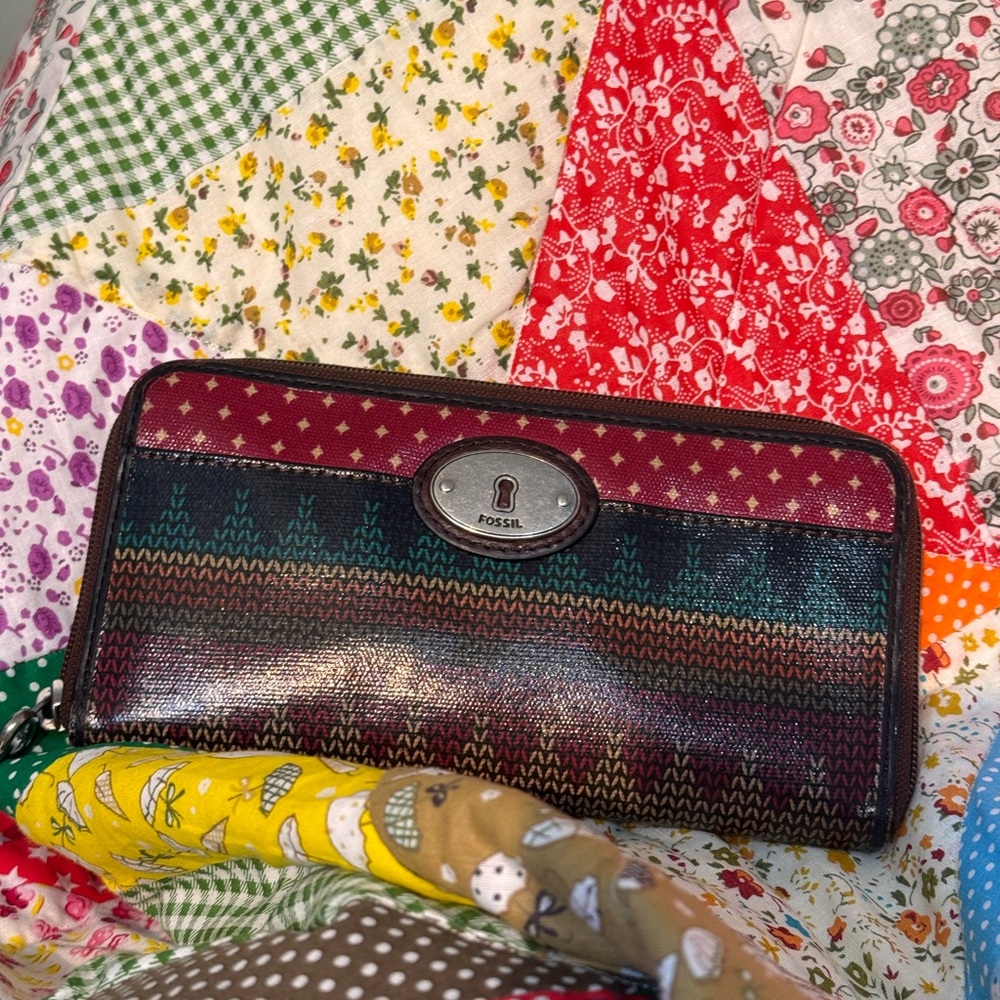 Fossil Multicolor Patterned Zip Wallet with Burgu… - image 1